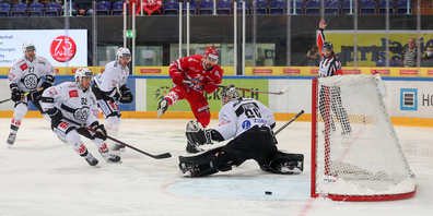 Symbolbild für die vergebenen Chancen. Die SCRJ Lakers unterliegen dem HC Lugano mit 1:3.