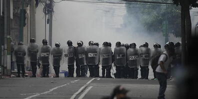 Aufgebrachte Veteranen haben bei einer Demonstration vor dem Kongress in Guatemala-Stadt randaliert. Foto: Moises Castillo/AP/dpa