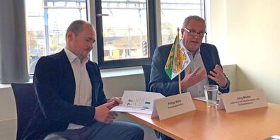 Handelsregisterführer Philipp Molls (links) und Jürg Weber, Leiter Amt für Handelsregister und Zivilstandswesen, an der Medienkonferenz.