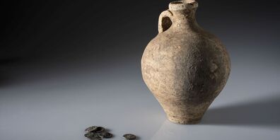 Vollständig erhaltener Krug mit sieben römischen Silbermünzen aus Eschenz. 