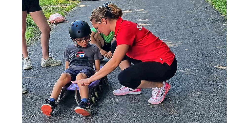 Einführung in den Rodelsport: Nina Reithmayer gibt den Rodel-Talenten erste wichtige Tipps. 