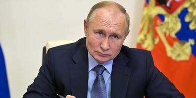 Russlands Präsident Wladimir Putin hält eine Rede. Angesichts der steigenden Zahl von Corona-Infektionen und Todesfällen hat er angeordnet, dass viele russische Arbeitnehmer ab Monatsende eine Woche lang nicht zur Arbeit gehen sollen. Foto: Alexei...
