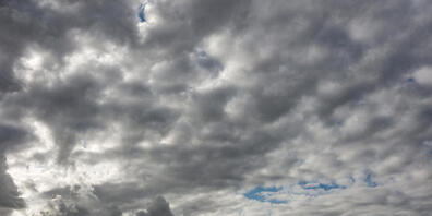 Dunkle Wolken kündigen das Sturmtief Hendrik an. (Symbolbild)
