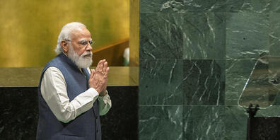Narendra Modi, Premierminister von Indien, hält beide Handflächen aneinander, als er zum Rednerpult bei der 76. Sitzung der UN-Generalversammlung am Hauptsitz der Vereinten Nationen geht. Foto: Eduardo Munoz/Pool Reuters/AP/dpa