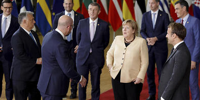 Angela Merkel (M) spricht mit Charles Michel (Mitte links), Präsident des Europäischen Rates, und Emmanuel Macron (rechts), Präsident von Frankreich. Beim Gipfel der EU-Staats- und Regierungschefs ist es zu keiner Einigung gekommen, wie langfristi...