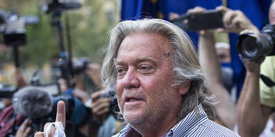 ARCHIV - Donald Trumps ehemaliger Berater Steve Bannon spricht mit Reportern. Das US-Repräsentantenhaus hat den Weg für strafrechtliche Schritte gegen Bannon wegen Missachtung des Kongresses freigemacht. Hintergrund ist die Aufarbeitung des Angrif...