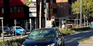 Der angefahrene Fussgänger wurde offenbar gegen die Windschutzscheibe des Unfallwagens geschleudert.