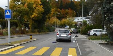 Der Unfallwagen am Fussgängerstreifen, an dem die Kollision mit dem 77-jährigen Passanten geschah.