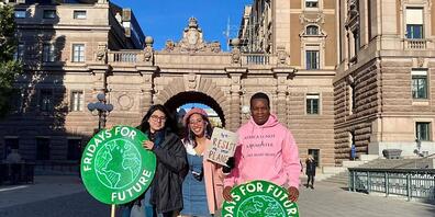HANDOUT - Die Klimaaktivisten Adriana Calderon von Fridays for Future Mexico(l-r), Mitzi Jonelle Tan von Fridays for Future Philippines und Kevin Mtai von Fridays for Future Kenya and Earth uprising fordern reiche Länder wie Deutschland zum entsch...