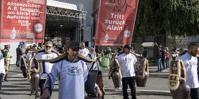 Eine Stunde vor der Kundgebung versammelten sich hunderte Menschen auf dem Berner Münsterplatz.