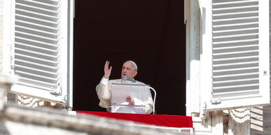 Papst Franziskus steht an einem Fenster, während er das Angelus-Gebet spricht. Der Papst  hat am Sonntag vor zahlreichen Gläubigen und Pilgern auf dem Petersplatz die Länder der Welt zum Handeln in der Migrationskrise in Libyen aufgerufen. Foto: G...