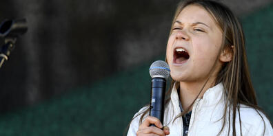 Die schwedische Klimaaktivistin Greta Thunberg spricht während einer Demonstration der Bewegung «Fridays for Future» in ein Mikrofon. Vor ihrer Reise nach Glasgow hat Thunberg am Wochenende in einem Online-Interview der BBC über ihre Erwartungen a...