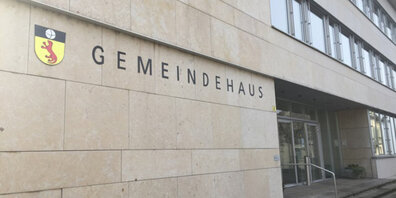 Der Gemeinderat geht bezüglich Asyl-Containeranlage nochmals über die Bücher. (Symbolbild)