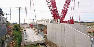 Die 170 Tonnen schwere Brückenplatte  wird in der Nacht vom 26. /27. Oktober eingesetzt.