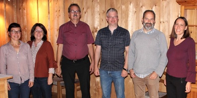 Vorstand (im Bild v.l.): Rahel Eisenring, Brigitte Strasser, Ex-Präsident Hansruedi Baur, Peter Siegrist, neuer Präsident, Peter Mäder, Andrea Bärlocher.