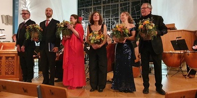 V. l. Jürg Dürrmüller (Tenor),  Flurin Caduff (Bass), Iris Eggler (Sopran) Astrid Pfarrer (Alt,) Hannah Beutler (Sopran) und  Karl Paller (Gesamtleitung ).