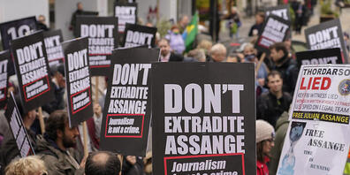 Unterstützer des inhaftierten Wikileaks-Gründers Assange halten während einer Demonstration Plakate in die Höhe. Die Menschenrechtsorganisation Amnesty International hat am Dienstag vor einer Anhörung im Fall Julian Assange erneut die Freilassung ...
