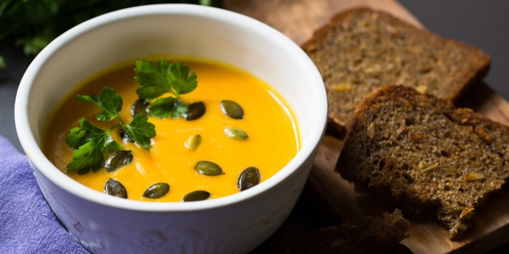Vor allem im Herbst ist die Kürbissuppe eine beliebte Speise.