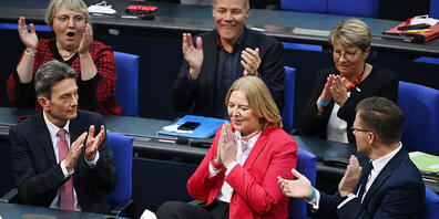 Bärbel Bas freut sich über ihre Wahl zur Bundestagspräsidentin. Foto: Britta Pedersen/dpa
