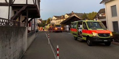 Beim Brand in einem Mehrfamilienhaus musste eine Person mit Verdacht auf Rauchgasvergiftung ins Spital gebracht werden.