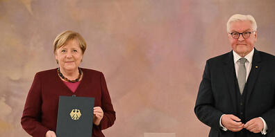 Bundespräsident Frank-Walter Steinmeier händigt Bundeskanzlerin Angela Merkel (CDU) und den Mitgliedern der Bundesregierung die Entlassungsurkundne aus. Die Bundesregierung bleibt aber geschäftsführend im Amt. Foto: Bernd Von Jutrczenka/dpa