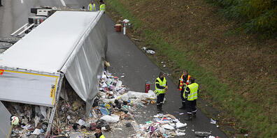 Nach einem Unfall bei Nyon VD lag Abfall auf der A1. Die Aufräumarbeiten waren aufwändig.