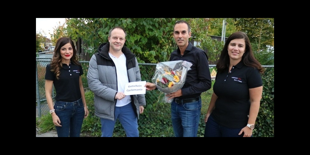 Roger Hutter (zweiter von links) erhält den Hauptpreis, überreicht von Corsin Camenisch, Geschäftsbereichsleiter Sicherheit, Sport + Kultur. Mit dabei bei der Preisübergabe waren Krizia Farmakis, Sachbearbeiterin und Sportkoordinatorin (links), und Angelika Binder, Assistentin Leiter Sport + Freizeit.