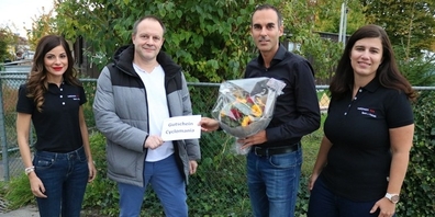 Roger Hutter (zweiter von links) erhält den Hauptpreis, überreicht von Corsin Camenisch, Geschäftsbereichsleiter Sicherheit, Sport + Kultur. Mit dabei bei der Preisübergabe waren Krizia Farmakis, Sachbearbeiterin und Sportkoordinatorin (links), und Angelika Binder, Assistentin Leiter Sport + Freizeit.