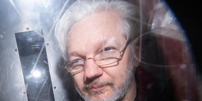 ARCHIV - Wikileaks-Gründer Julian Assange verlässt im Januar 2020 ein Gericht. In London beschäftigt sich erneut ein Gericht mit der Frage, ob der Wikileaks-Gründer in die USA ausgeliefert werden soll. Foto: Dominic Lipinski/PA Wire/dpa