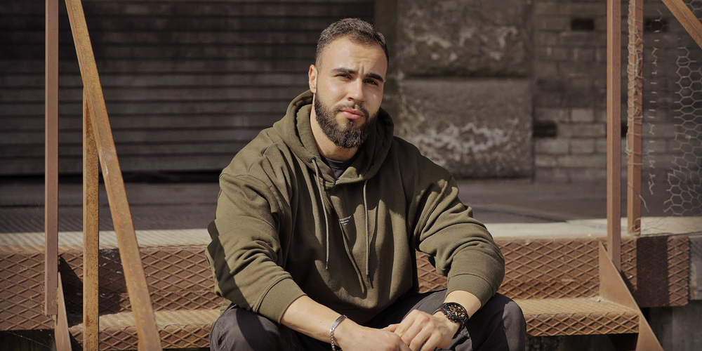 Der 22-jährige Kronov kommt aus St.Gallen und hat heute seinen neuen Song veröffentlicht.