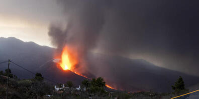 Lava fließt aus dem Vulkan auf der Kanareninsel La Palma. Ein Vulkan, der seit fünf Wochen auf der spanischen Insel La Palma ausbricht, ist nach offiziellen Angaben aktiver denn je. Foto: Emilio Morenatti/AP/dpa