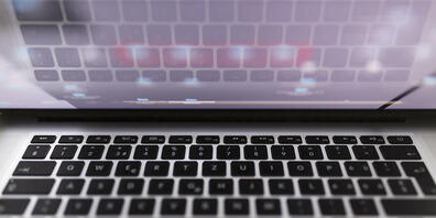 Ein Mann hat einem Bekannten eine kinderpornografische Datei über seinen Facebook-Account geschickt - jetzt muss er die Schweiz für fünf Jahre verlassen, bestätigt das Zürcher Obergericht. (Symbolbild)