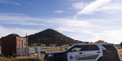 Ein Wagen des Sheriffs von Santa Fe County parkt auf der Straße am Eingang der Bonanza Creek Ranch. (Archivbild) Foto: Jae C. Hong/AP/dpa