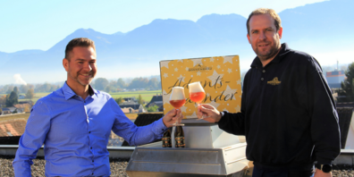 Peter Schäfer (links) und Braumeister Steffen Pawlak (Braumeister) stossen mit dem neuen Patronator an