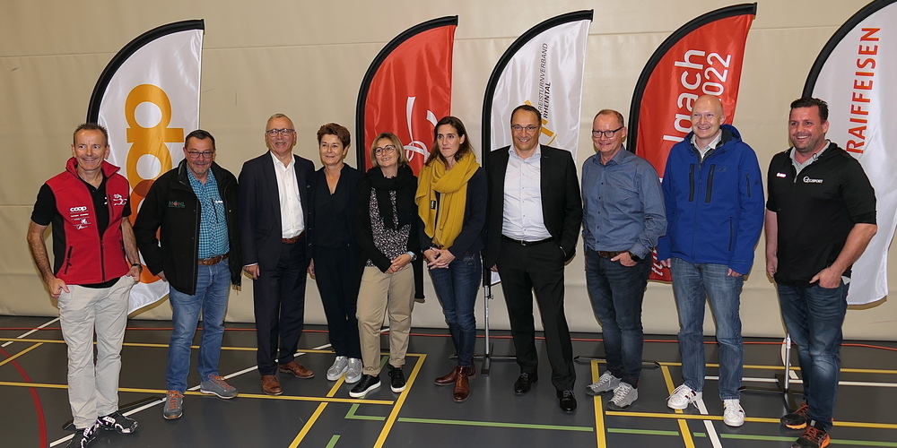 v.l. Urs Lüchinger (OK Präsident Rheintaler Turnfest 2022), Adriano Battaglia (Möhl AG), Norbert Büchel (die Mobiliar), Fabienne Studach (die Mobiliar), Julia Winterhalter (Coop Ostschweiz), Oswald Wetli (Raiffeisenbank Rheintal), Thomas Haas (Raiffeisenbank Rheintal), Florian Eschenmoser (Victoriadruck), Manuel Keller (IQ Sport)