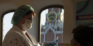 Eine Mitarbeiterin des Gesundheitswesens bereitet eine Impfung mit dem russischen Corona-Impfstoff Sputnik in einem Impfzentrum in Moskau vor. Foto: Pavel Golovkin/AP/dpa