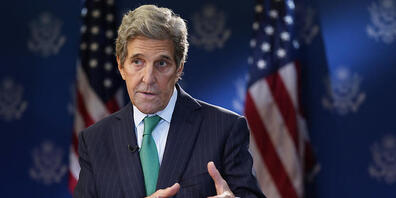 John Kerry, Sondergesandter des Präsidenten der Vereinigten Staaten für Klimafragen, spricht während eines Interviews im US-Außenministerium in Washington. Foto: Patrick Semansky/AP/dpa