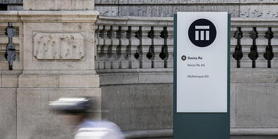 Das Logo am Swiss Re Hauptsitz in Zürich.