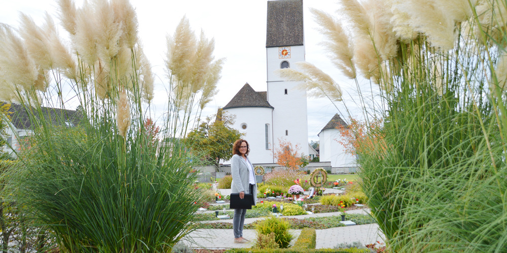 Tamara Harder arbeitet in der Friedhofsverwaltung von Freienbach. Der Friedhof wurde parkähnlich umgestaltet.