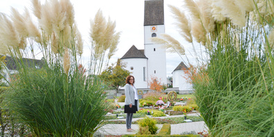 Tamara Harder arbeitet in der Friedhofsverwaltung von Freienbach. Der Friedhof wurde parkähnlich umgestaltet.