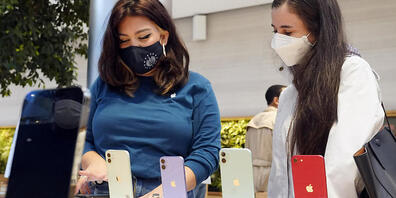 Zurück auf Platz zwei: Kundinnen in einem Apple-Shop in New York (Bild vom September).