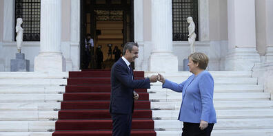 dpatopbilder - Kyriakos Mitsotakis (l), Premierminsiter von Griechenland, begrüßt die geschäftsführende Bundeskanzlerin Angela Merkel. Zwei Tage besucht Merkel das Land. Foto: Petros Giannakouris/AP/dpa