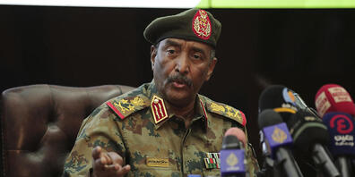 General Abdel Fattah al-Burhan spricht während einer Pressekonferenz in Khartum. Innerhalb einer Woche will er einen neuen Regierungschef ernennen. Foto: Marwan Ali/AP/dpa