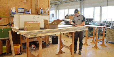 Gian Feyen gehört zu den begehrten ausgelehrten Arbeitskräften. Er ist seit 4.5 Jahren in der Schreinerei Züger in Lachen tätig. 