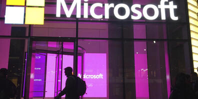 Der US-Softwarekonzern Microsoft hat bei der Bewertung an der Börse die Nase vorn. Microsoft hat Apple am Freitag erstmals seit Mitte 2020 wieder bei der Marktkapitalisierung überflügelt. (Archivbild)