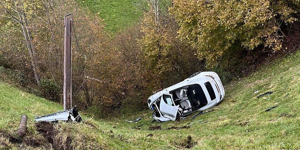 Ein Unfallwagen an der Böschung nach dem Überschlag