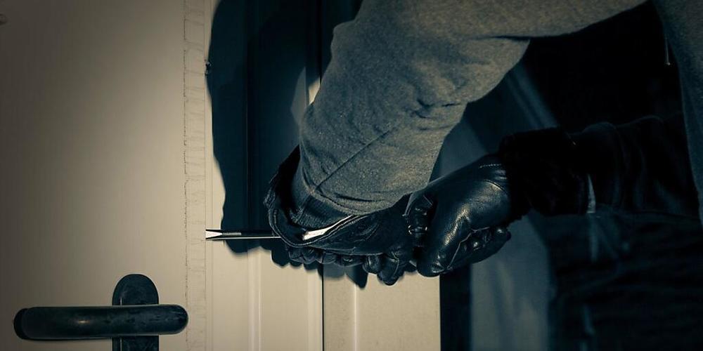In allen drei Fällen brachen die unbekannten Täter gewaltsam in die Gebäude ein. (Symbolbild)