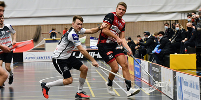 Höhenflug endgültig gestoppt: Der UHC Sarganserland, hier mit Jakob Karlsson (rechts), lässt gegen den Tabellenvorletzten Langenthal zwei Punkte liegen.