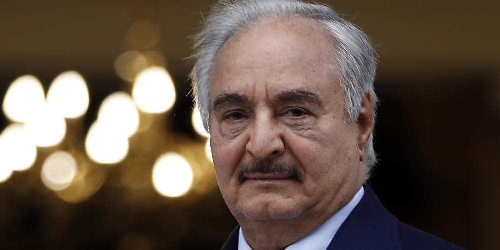 ARCHIV - Der libysche General Chalifa Haftar bei einem Treffen im griechischen Außenministerium im Januar 2020. Er ist einer von knapp 100 Bewerbern für die Präsidentschaftswahl in Libyen. Die geplante Wahl im Bürgerkriegsland wird immer unwahrsch...