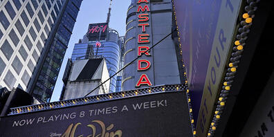 ARCHIV - Der Eingang des New Amsterdam Theaters, in dem das Broadway-Musical «Aladdin» aufgeführt wird. Foto: Seth Wenig/AP/dpa